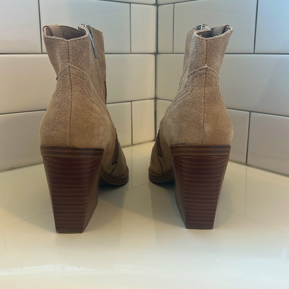 Vince Camuto Women’s Gredile Suede Pointed Toe Boots, Tortilla/Tan, size 7.5 - Picture 4 of 7